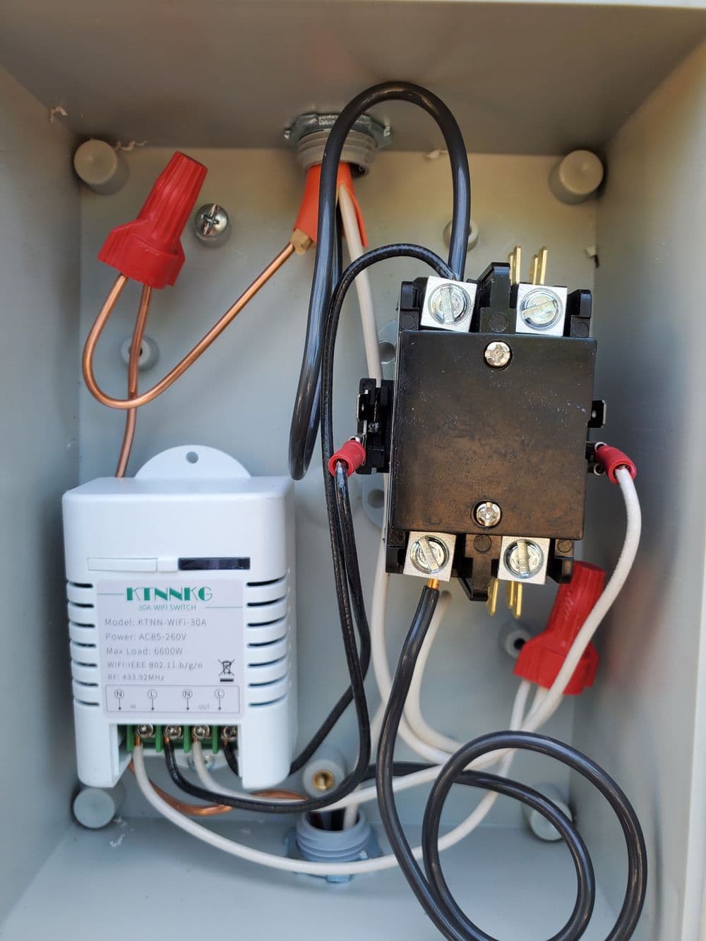 Electrical connection box with power relay and circuit controller for secure wiring.